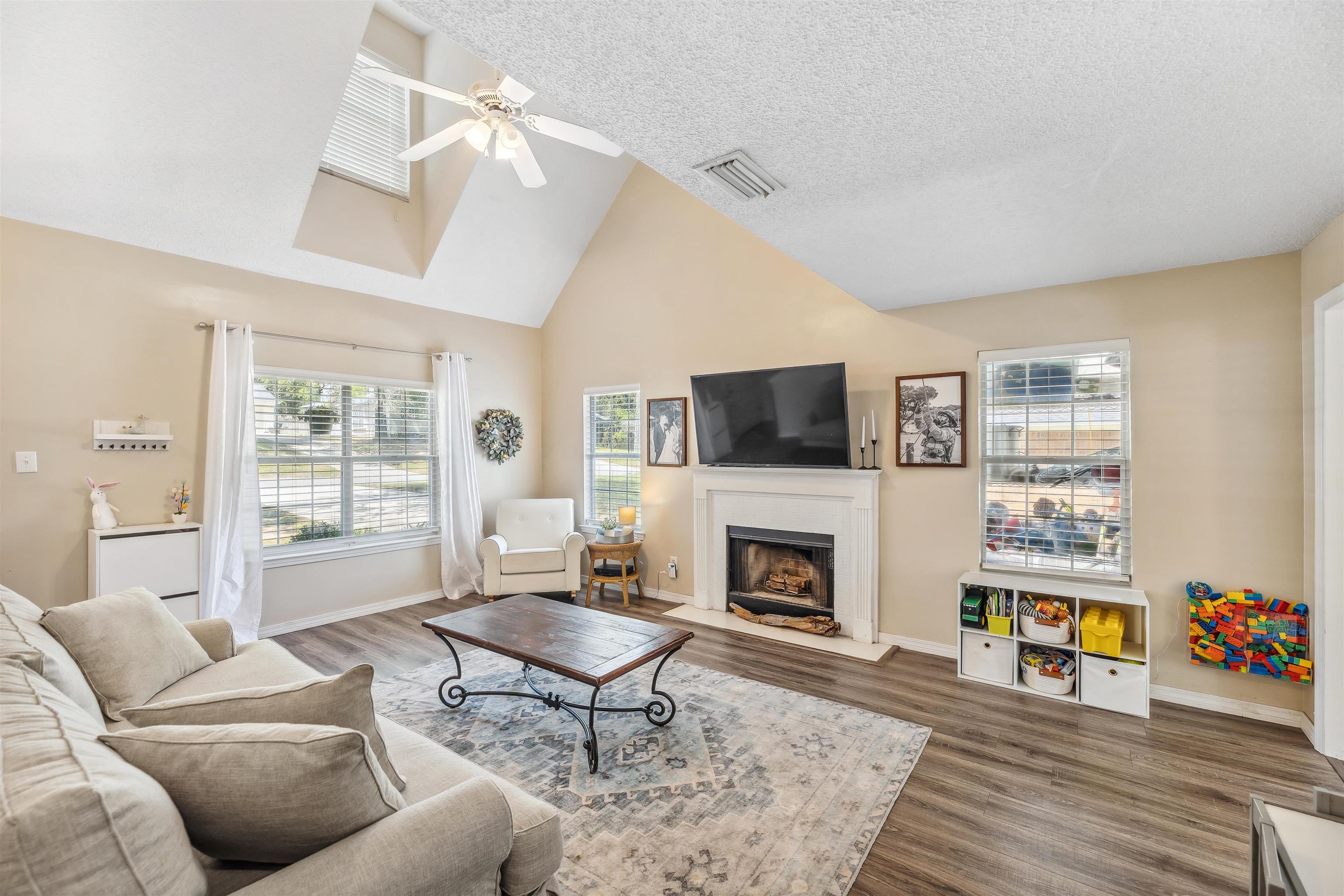 183 Richmond Road Daphne, AL 36526 - Photo 5 of 19 Living Room