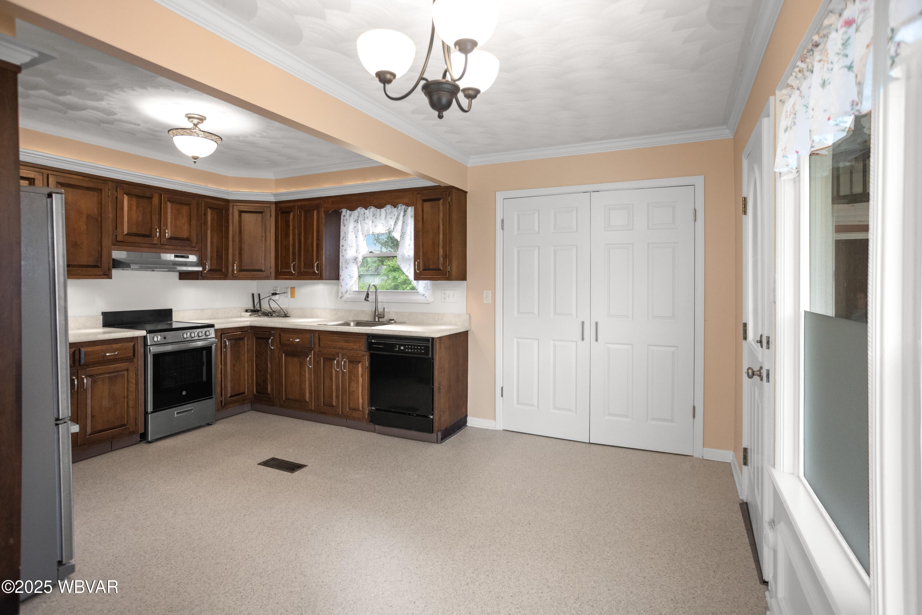 2434 Ritchey Street Williamsport, PA 17701 - Photo 9 of 32 CD6A7013