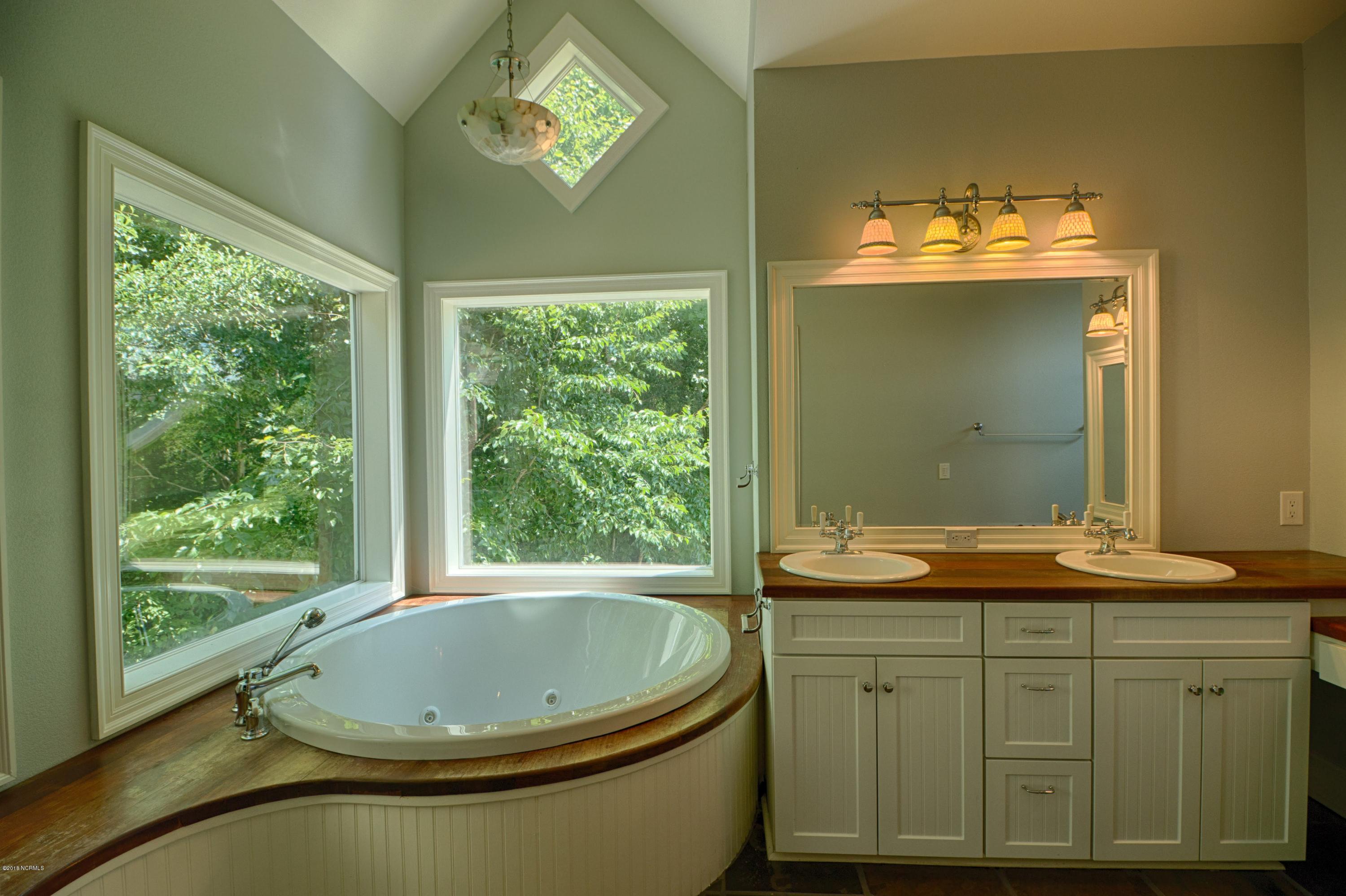 210 Raccoon Run Washington, NC 27889 - Photo 11 of 41 011 Master Bath