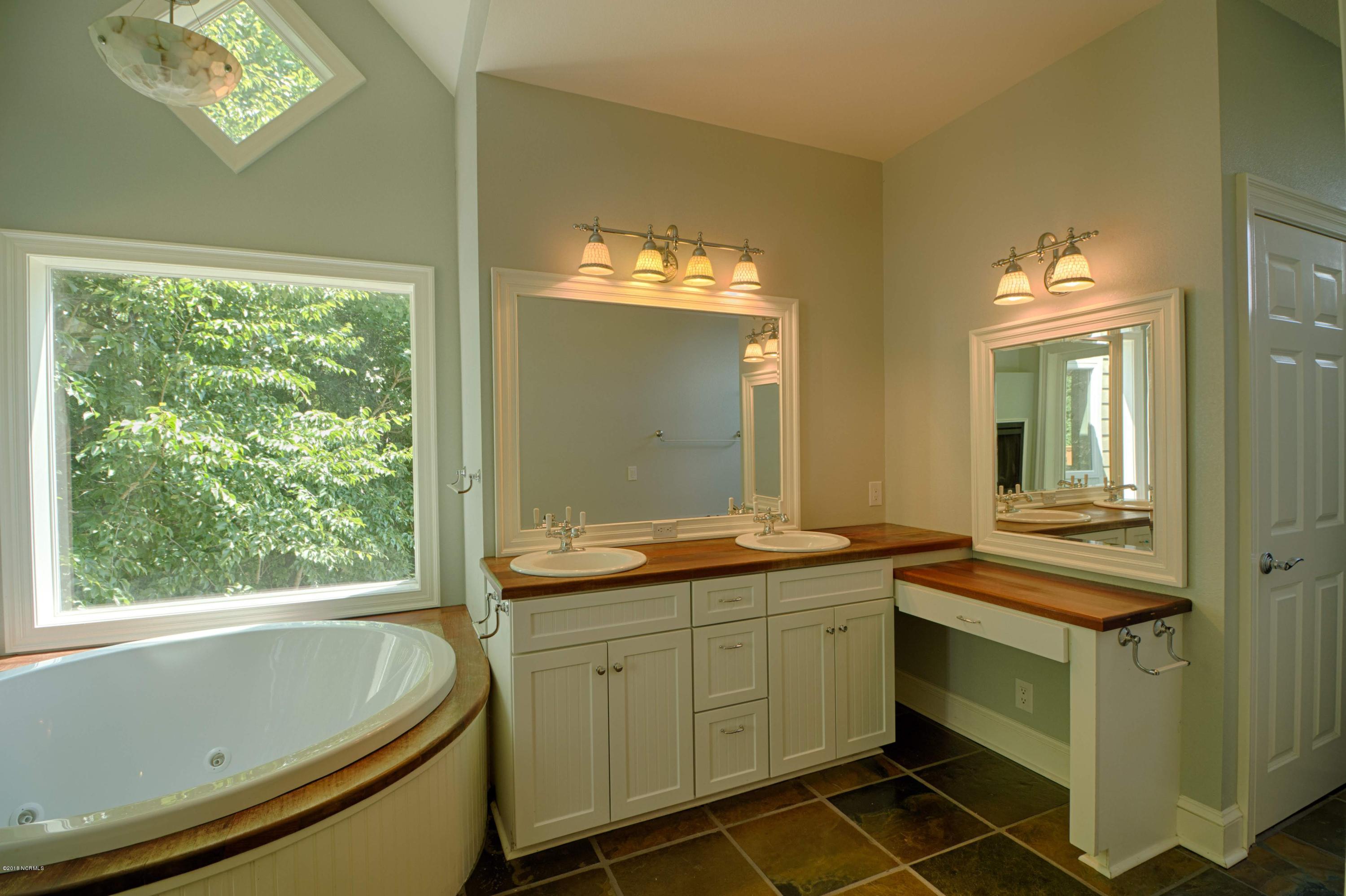 210 Raccoon Run Washington, NC 27889 - Photo 12 of 41 012 Master Bath
