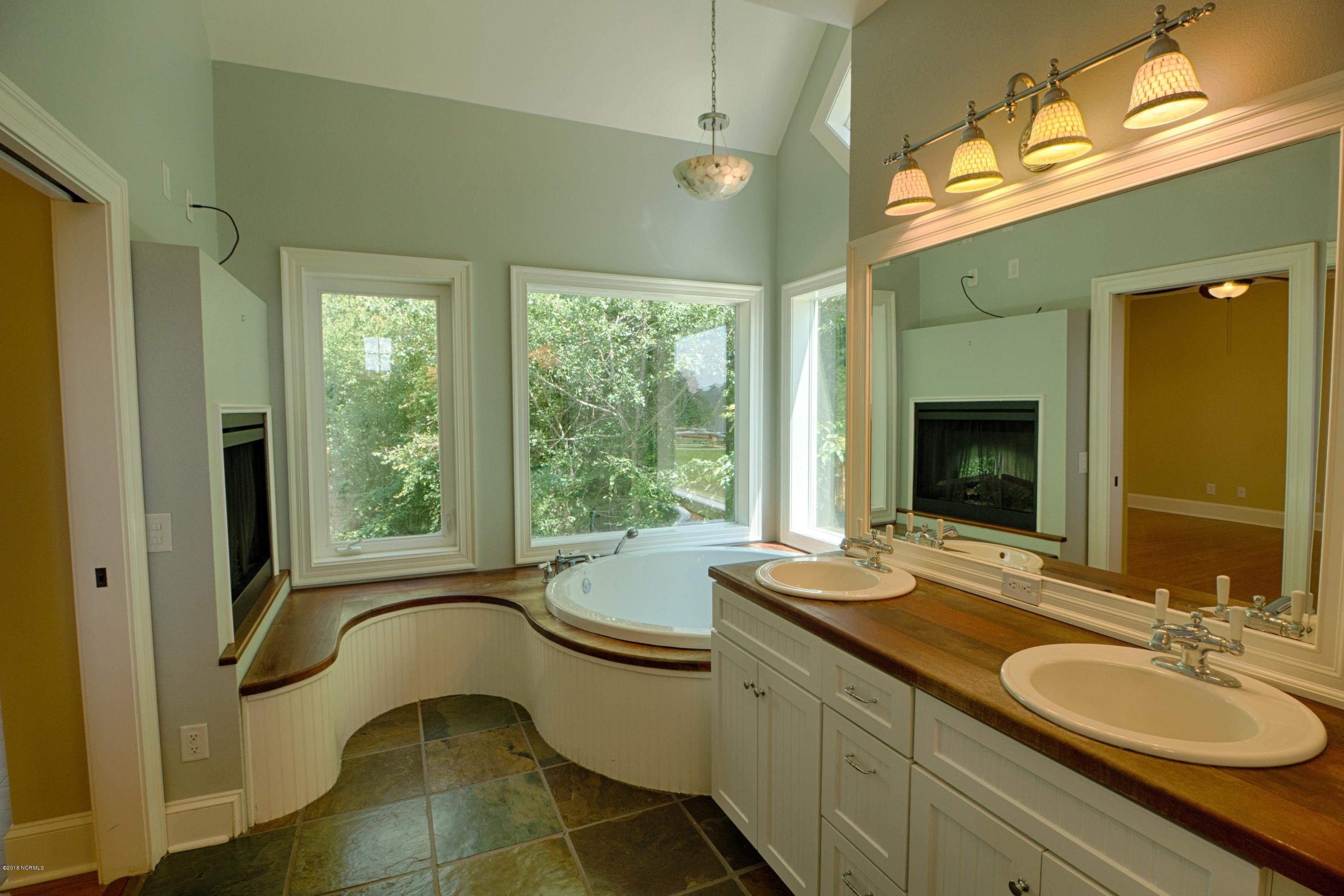 210 Raccoon Run Washington, NC 27889 - Photo 13 of 41 013 Master Bath