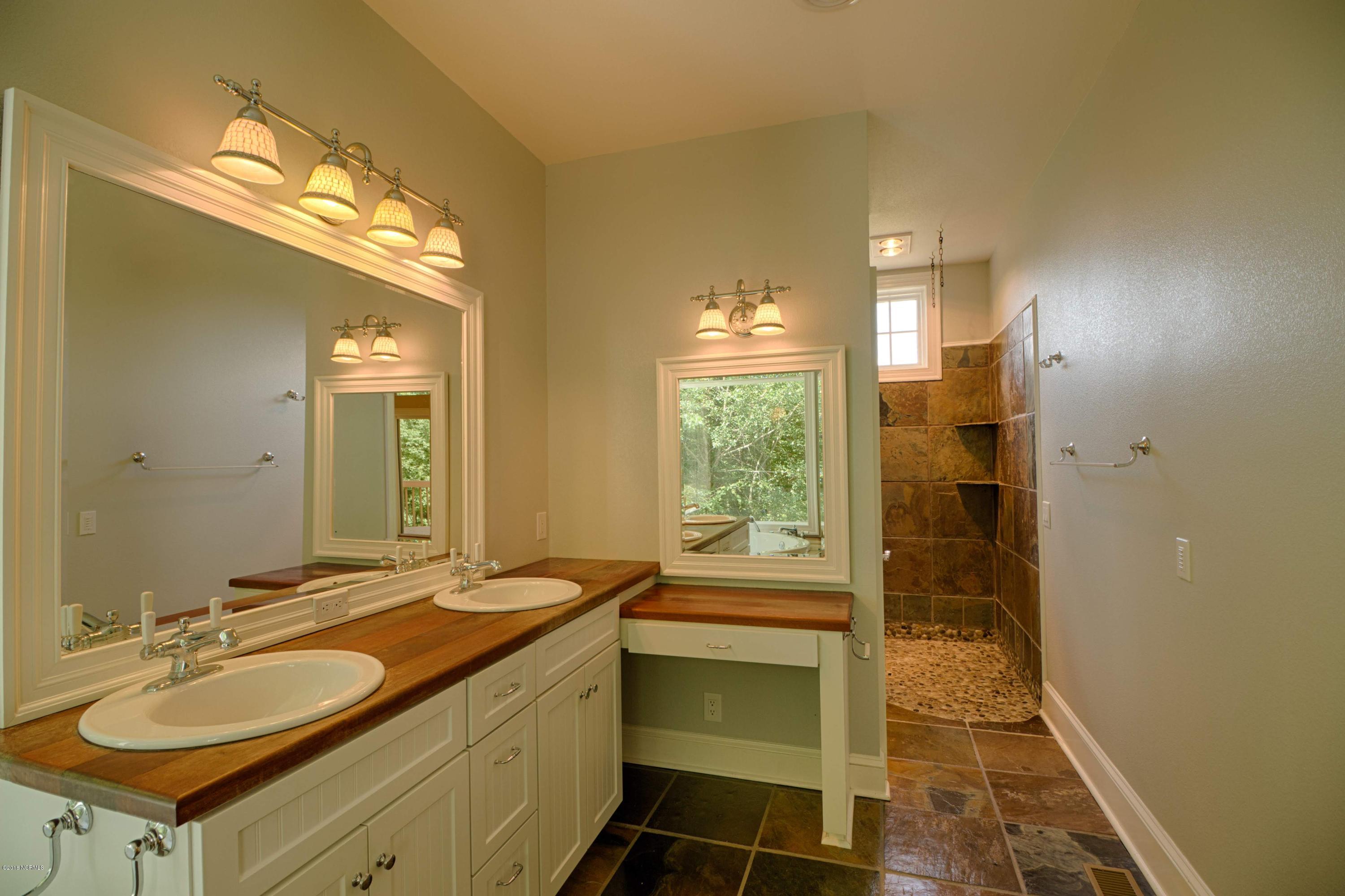 210 Raccoon Run Washington, NC 27889 - Photo 14 of 41 014 Master Bath