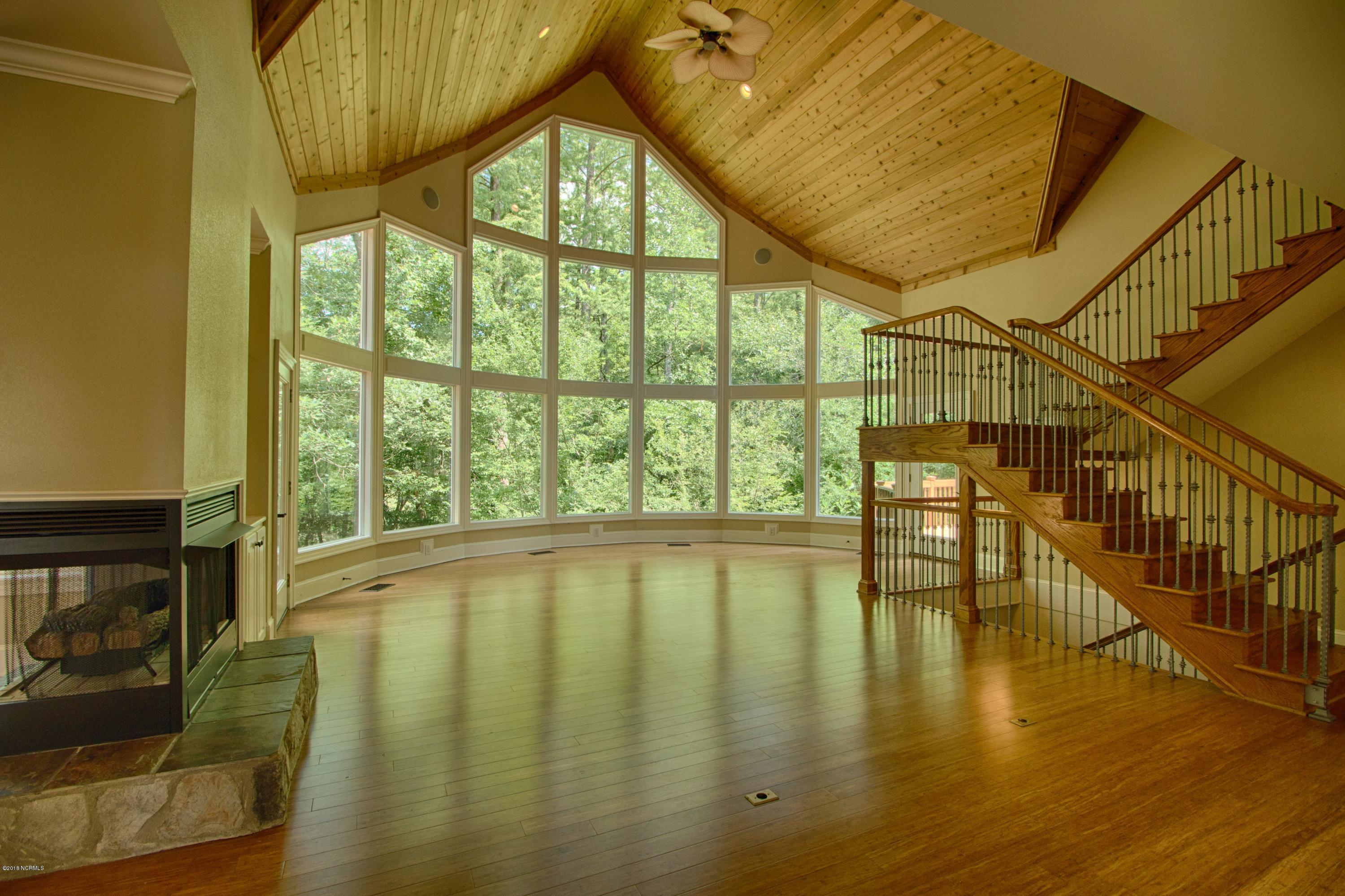 210 Raccoon Run Washington, NC 27889 - Photo 5 of 41 0005Living Room