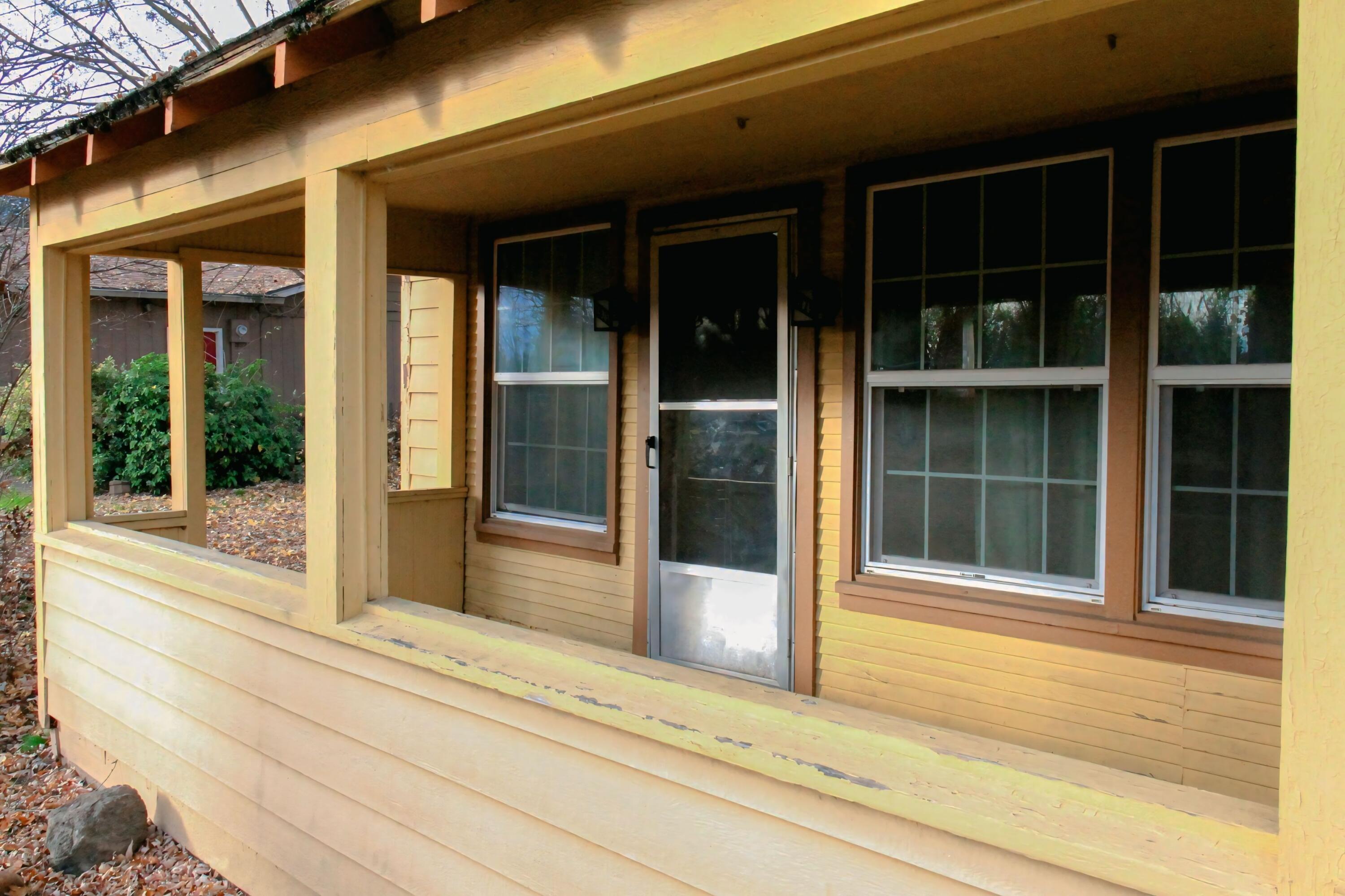 1975 Spring Street Medford, OR 97504 - Photo 2 of 16