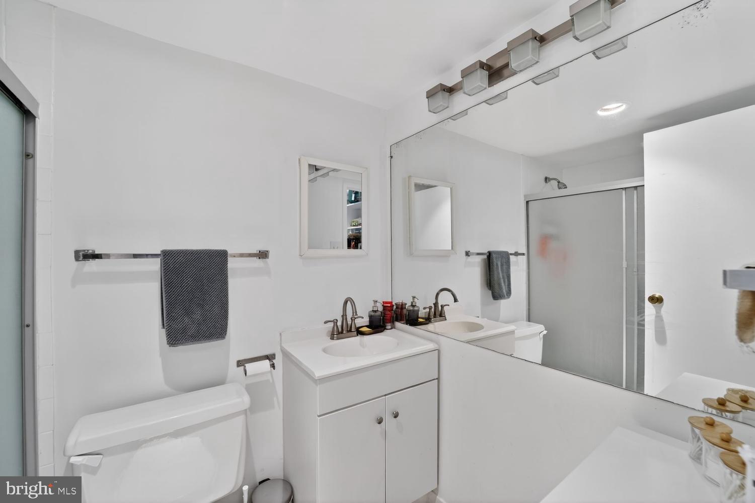 950 25th Street Northwest, Unit 406N Washington, DC 20037 - Photo 13 of 27 Charming bath w/a shower/tub