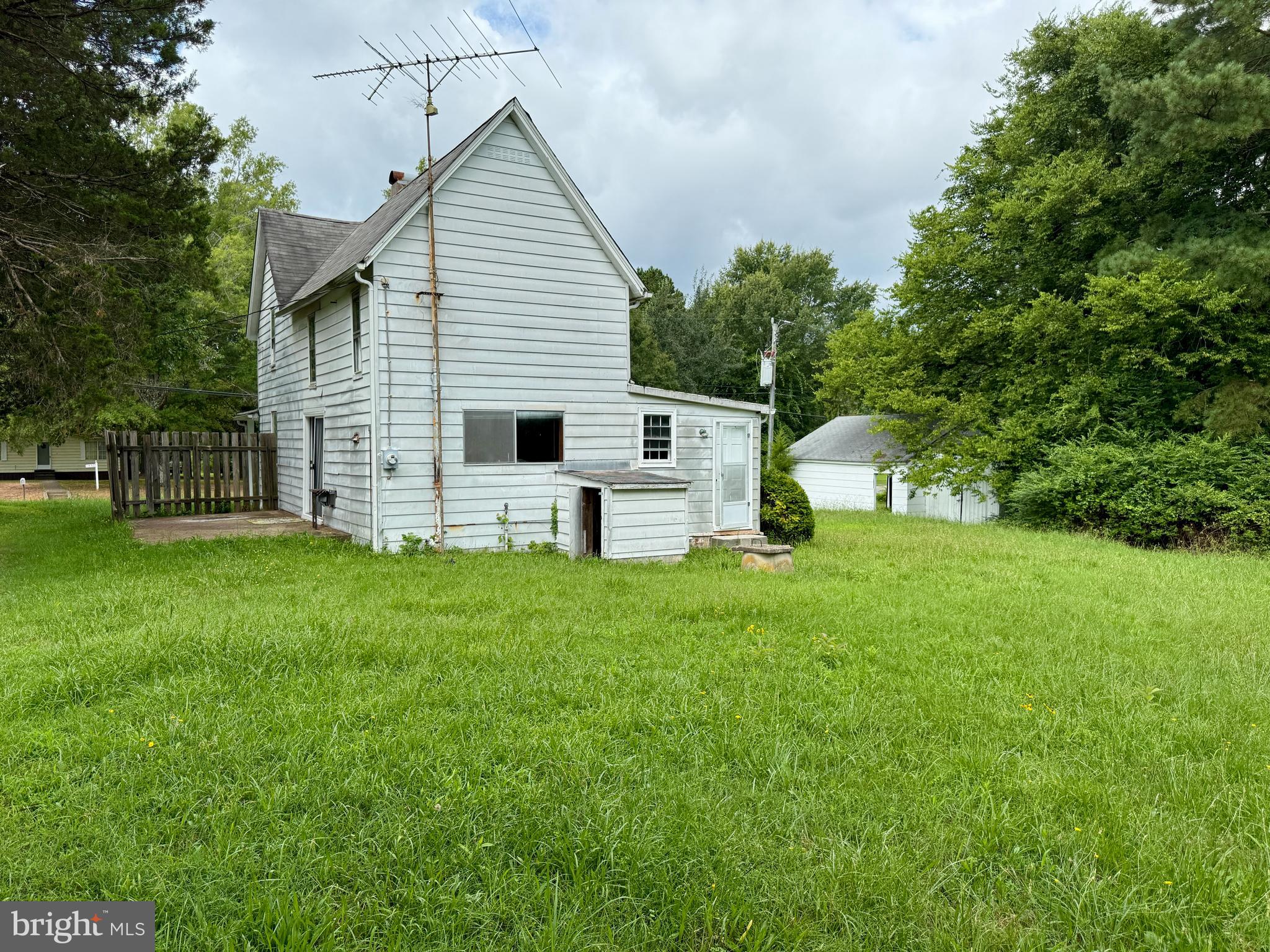 1031 MacDonald Road Scottsburg, VA 24589 - Photo 6 of 43 a view of a house with backyard and a tree