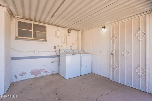 a view of utility room