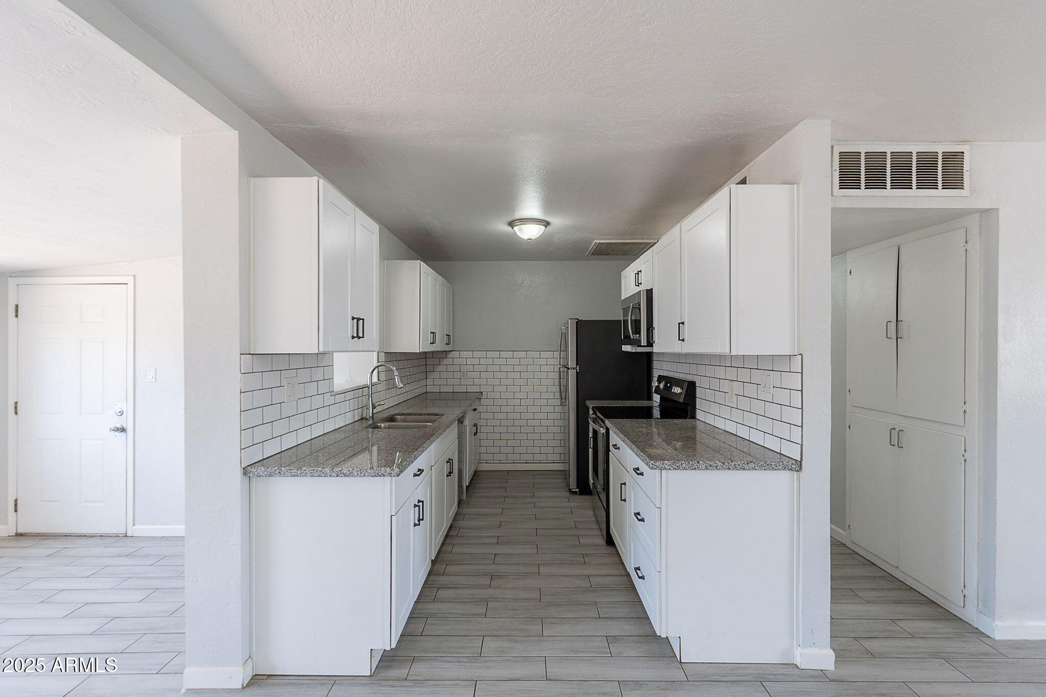 1526 West North Lane Phoenix, AZ 85021 - Photo 6 of 38 6-web-or-mls-North-6