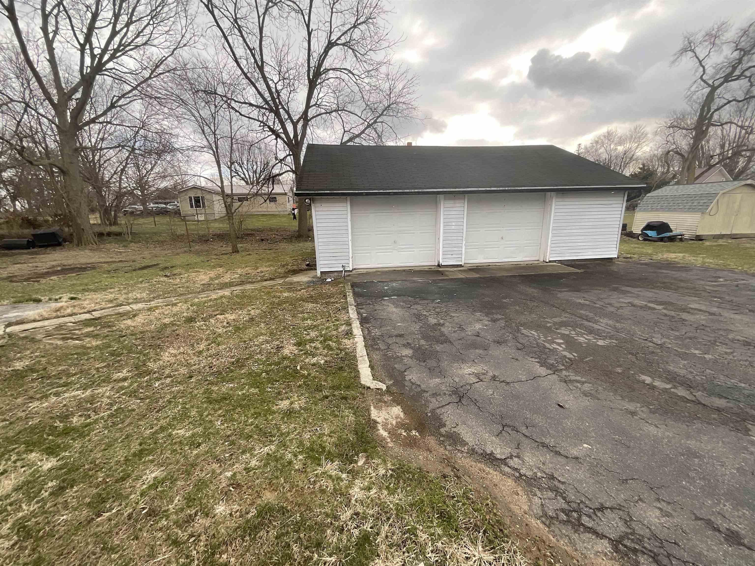 1429 Riverside Drive Huntington, IN 46750 - Photo 2 of 9 Gallery Image 2