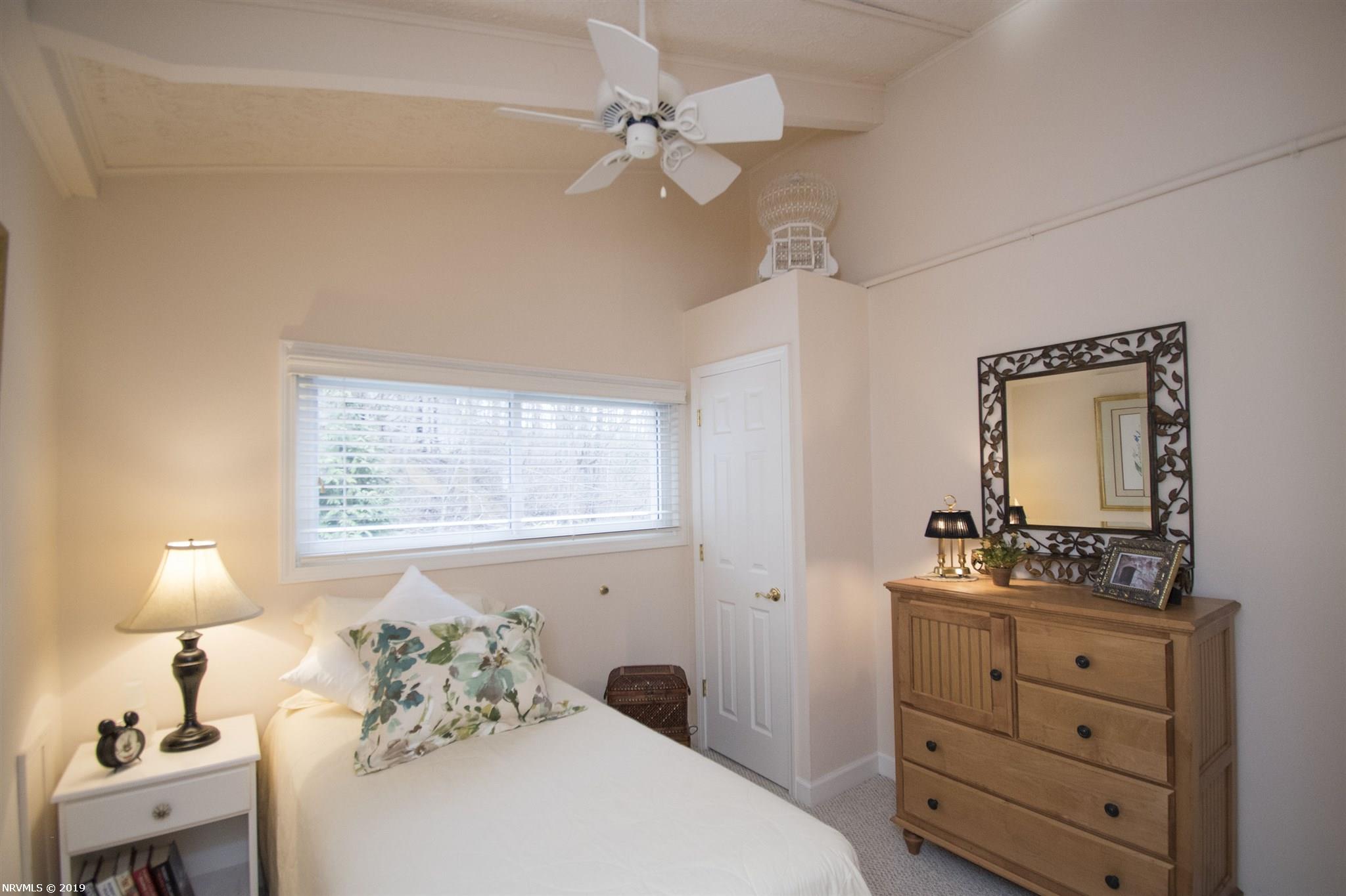 4411 Mariners Point Road Radford, VA 24141 - Photo 35 of 46 Gallery Image 35