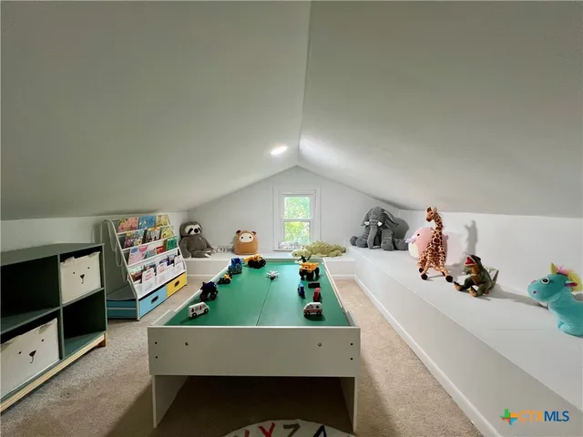 a view of a back yard