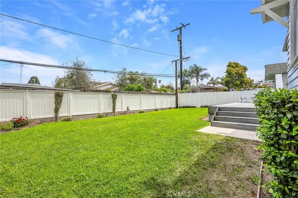 a view of a back yard
