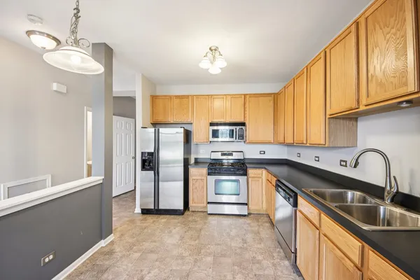 $250,000 | 2203 Flagstone Lane, Unit 2203, Carpentersville, IL 60110