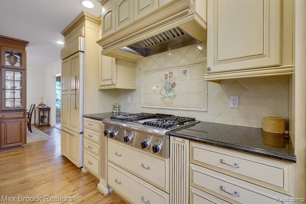 645 Lone Pine Road Bloomfield Hills, MI 48304 - Photo 10 of 34