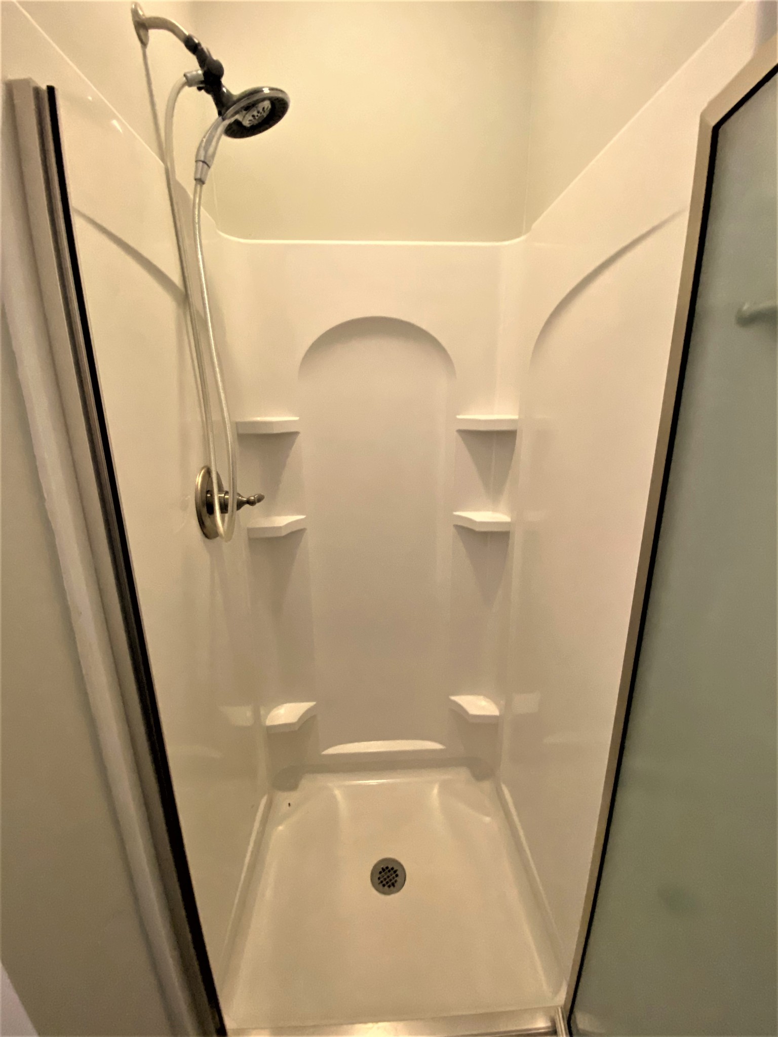 4200 Station Road Cunningham, TN 37052 - Photo 26 of 37 a bathroom with a tub