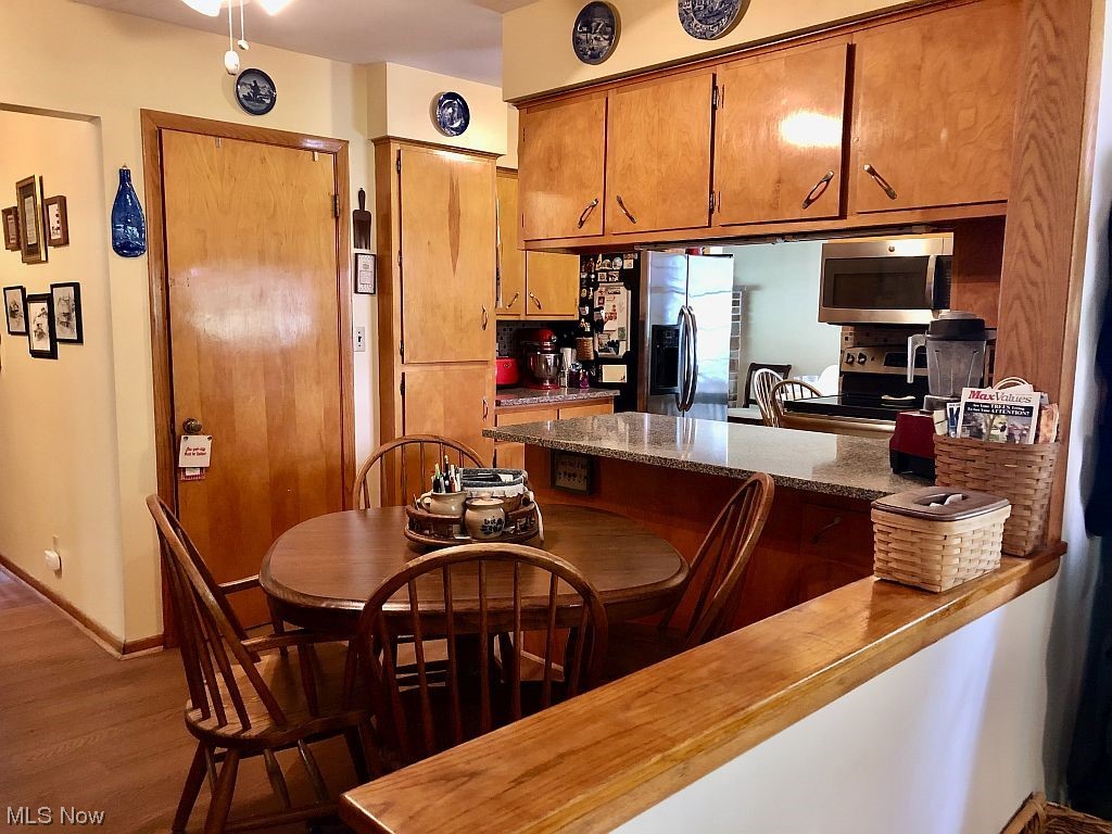 1934 Conwill Road Stow, OH 44224 - Photo 8 of 32 Kitchen eating area has new LVF flooring.