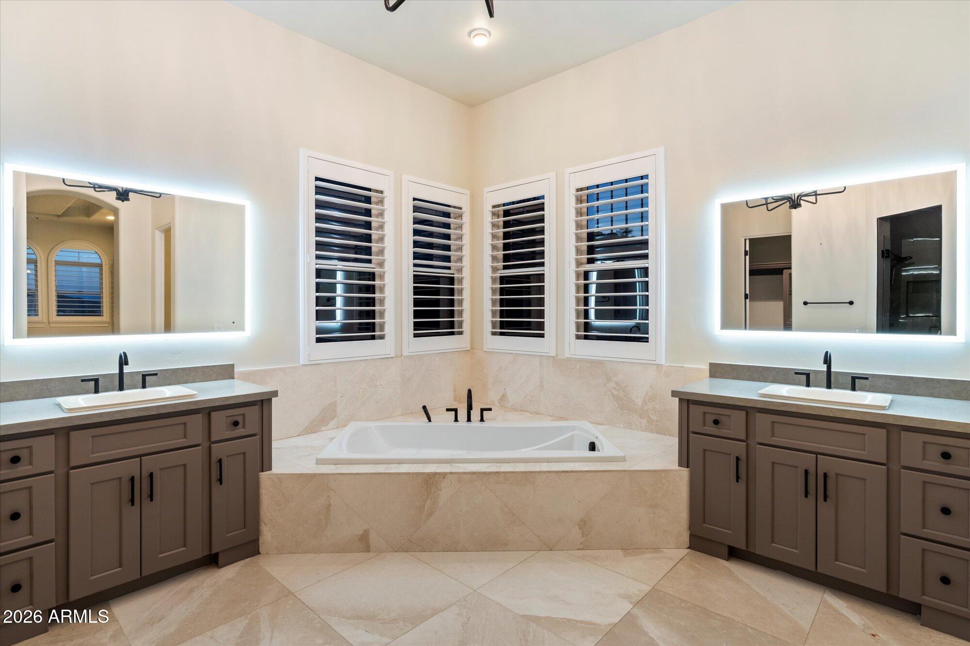 6123 West Alameda Road Glendale, AZ 85310 - Photo 29 of 39 a bathroom with a tub double sink and mirror