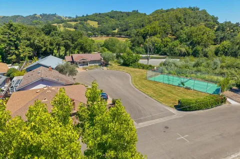 $825,000 | 215 Hemlock Drive, Healdsburg, CA 95448