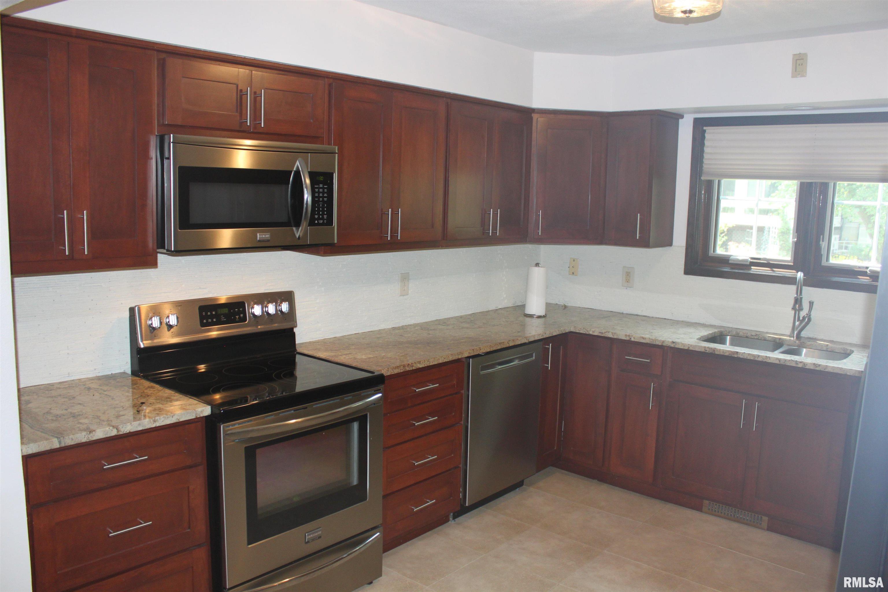 17226 Cedar Road East Moline, IL 61244 - Photo 3 of 32 Gallery Image 3