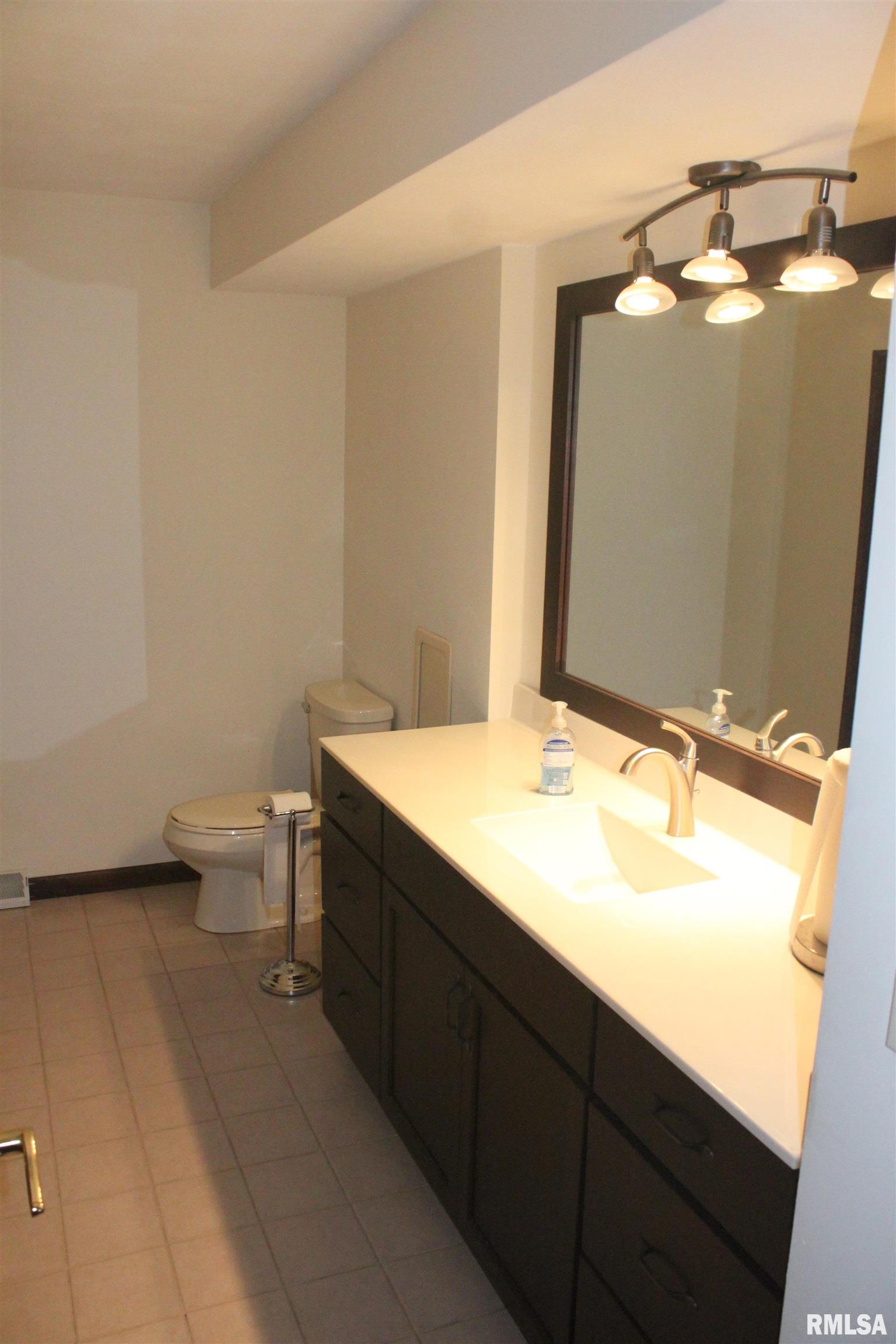 17226 Cedar Road East Moline, IL 61244 - Photo 9 of 32 Gallery Image 9