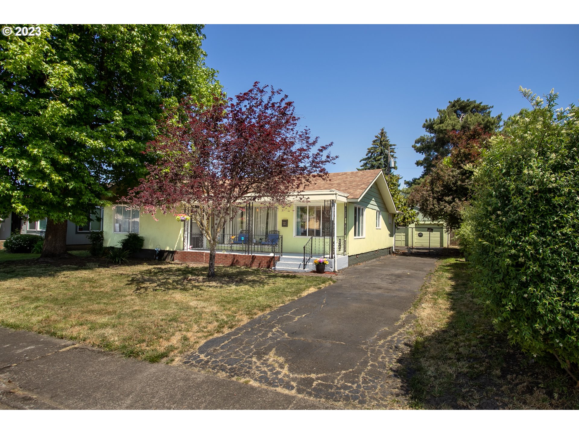 a view of a house with a yard