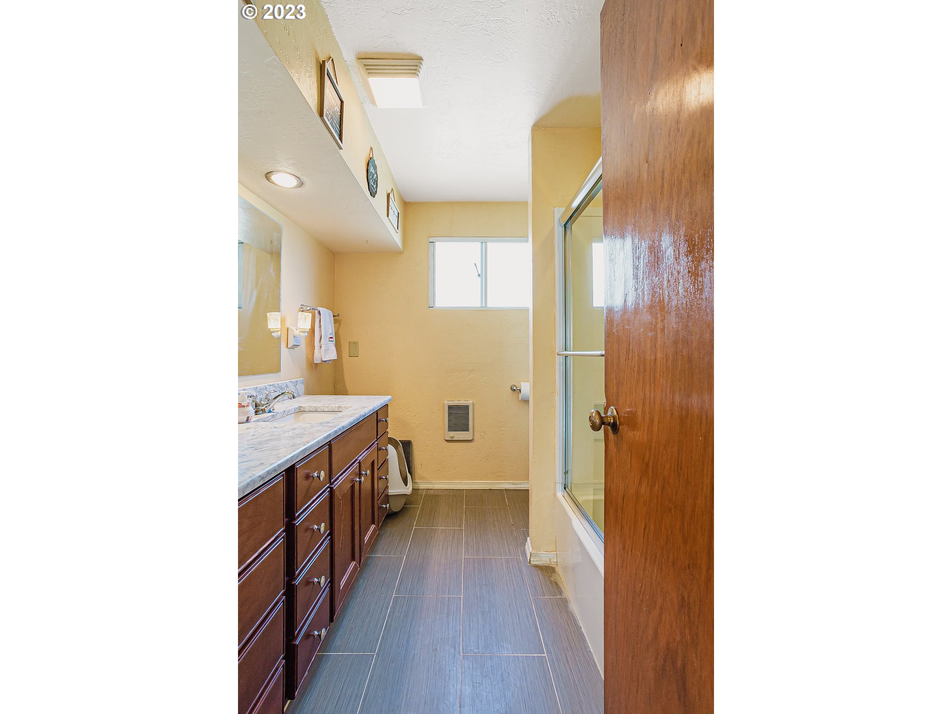 465 North 24th Street Springfield, OR 97477 - Photo 17 of 30 a view of a bathroom from the hallway