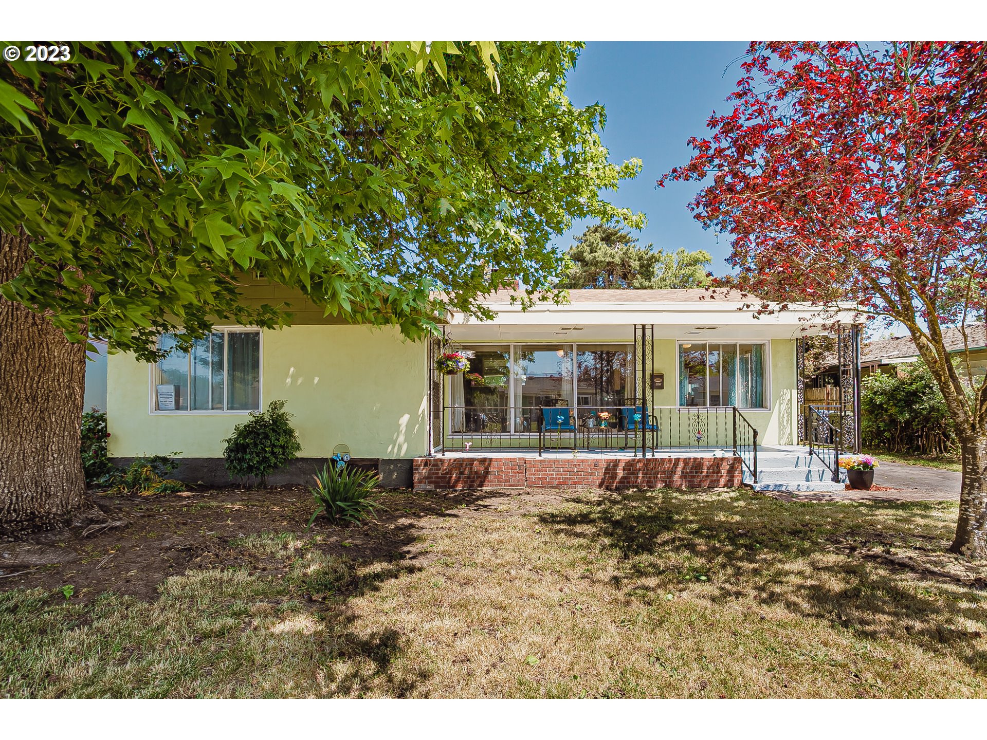 465 North 24th Street Springfield, OR 97477 - Photo 2 of 30 a front view of a house with a garden