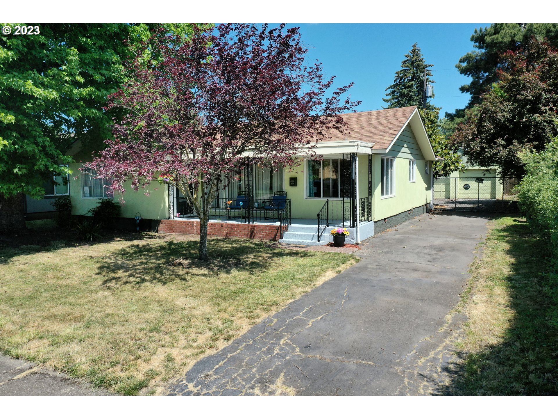 465 North 24th Street Springfield, OR 97477 - Photo 30 of 30 a view of a house with backyard and a tree