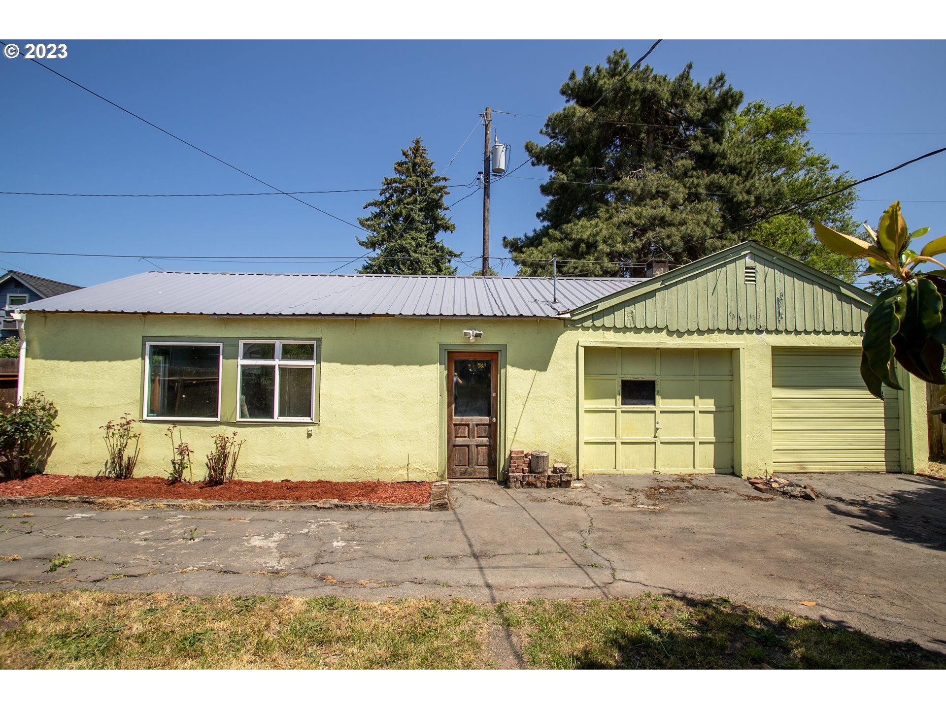 465 North 24th Street Springfield, OR 97477 - Photo 3 of 30 a view of a house with a patio