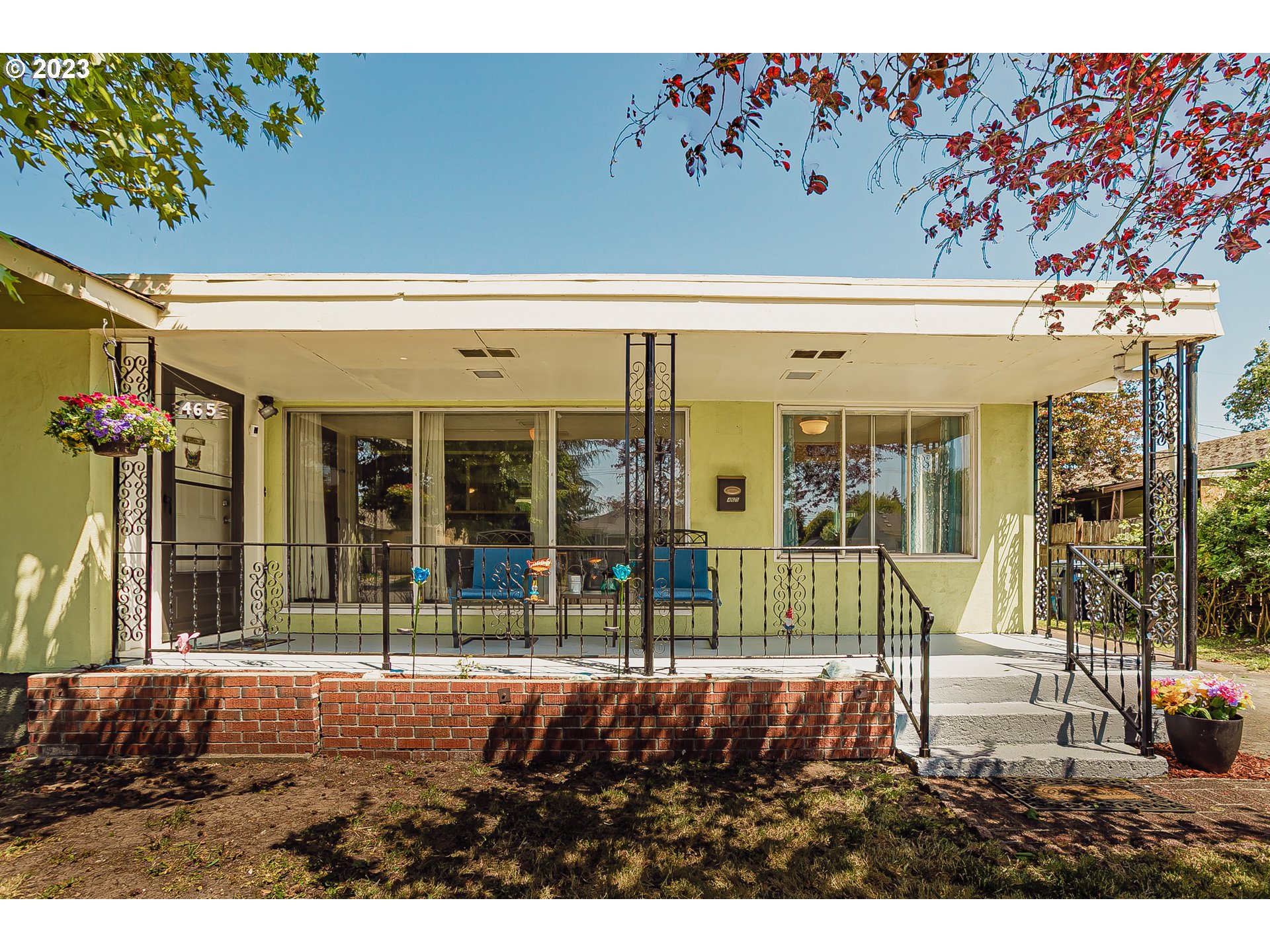 465 North 24th Street Springfield, OR 97477 - Photo 4 of 30 a view of an entrance to house