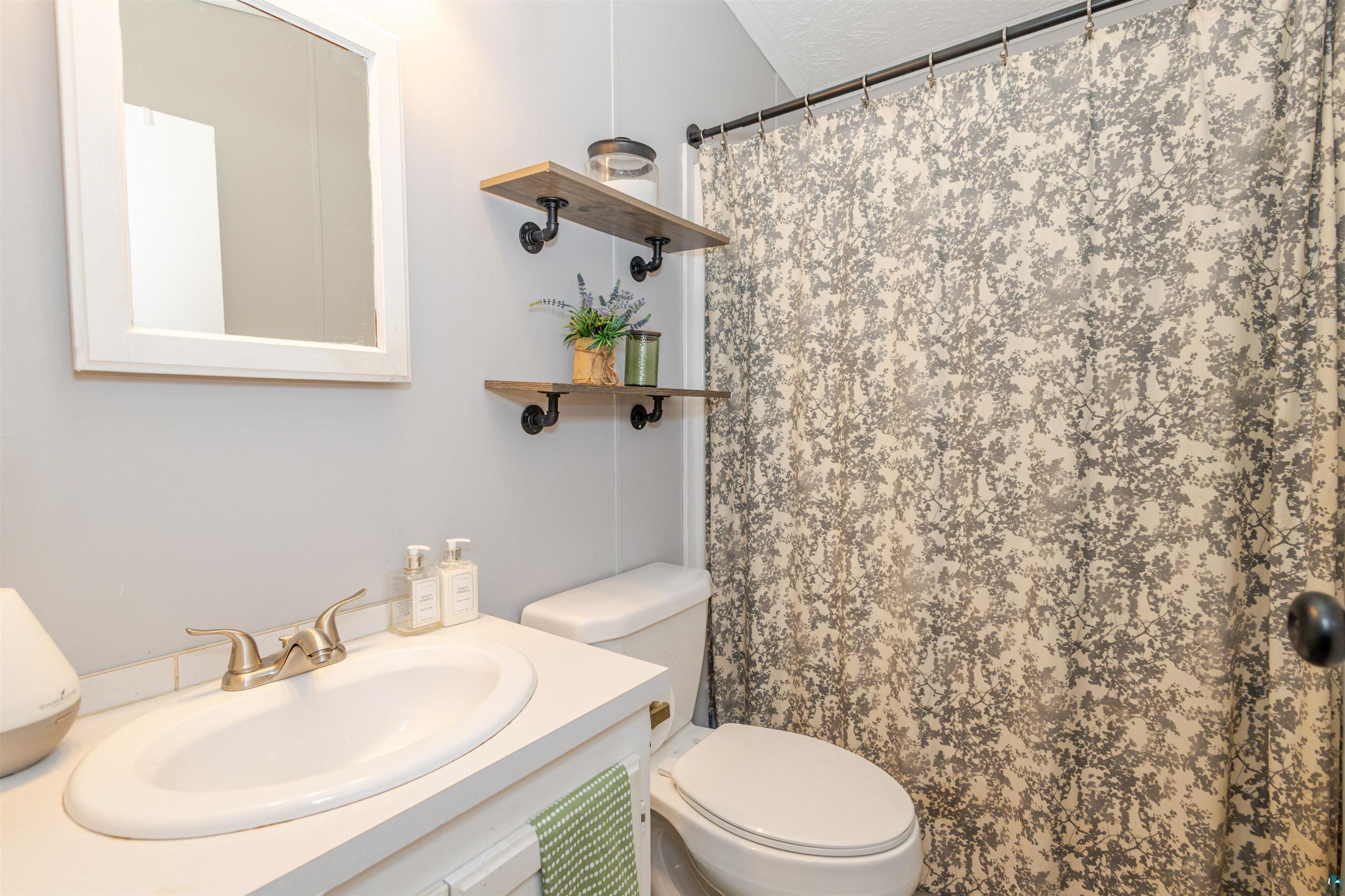 4699 East Eskelson Road Superior, WI 54880 - Photo 10 of 22 Full bathroom