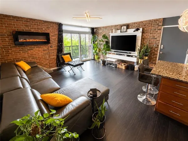 $199,900 | 2933 Baltimore Avenue, Unit 302, Kansas City, MO 64108