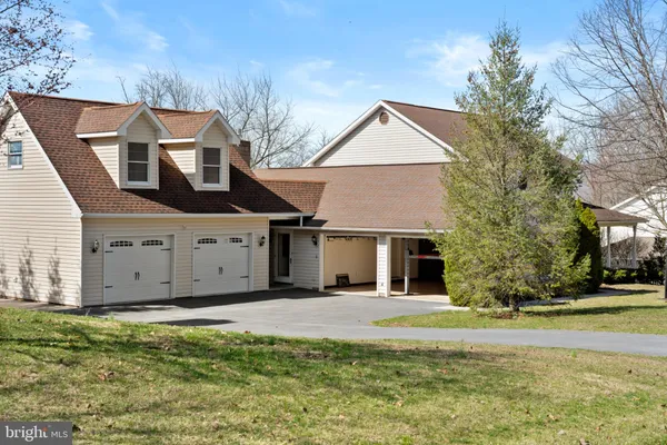 a view of front door with a door