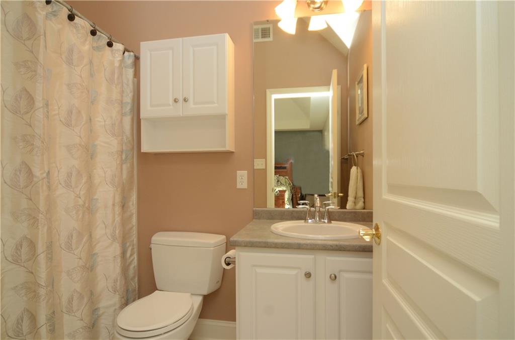 2132 John's Ridge Road Coraopolis, PA 15108 - Photo 15 of 25 Full bath that is attached to prior bedroom.