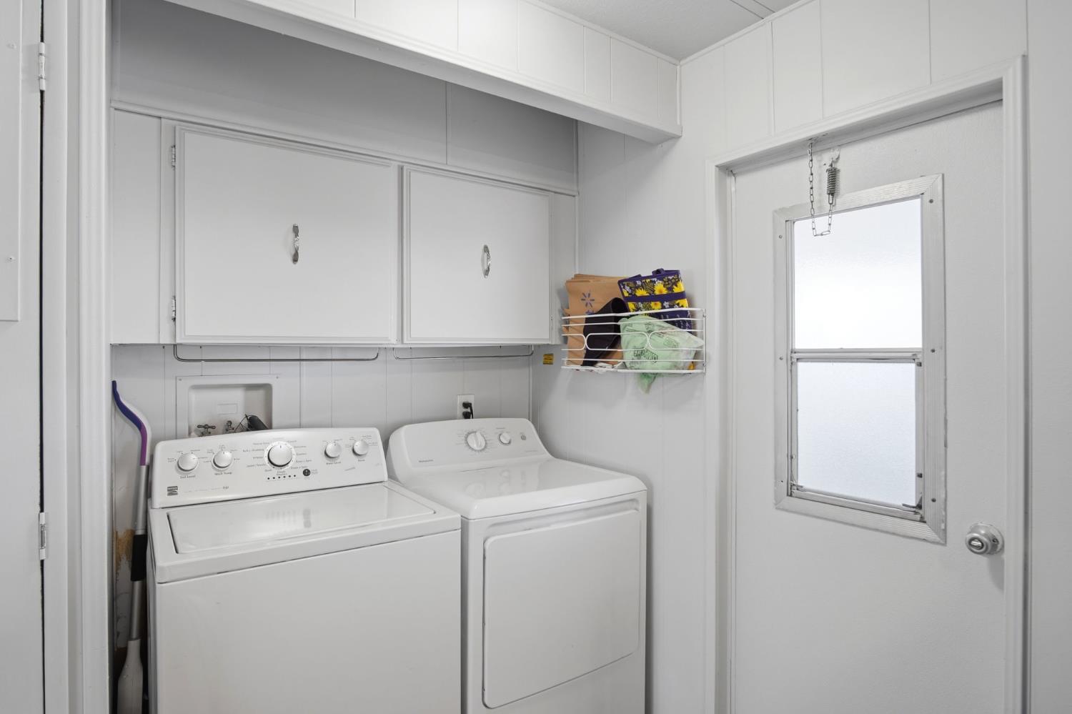 1400 Meredith Avenue, Unit 55 Gustine, CA 95322 - Photo 16 of 19 a utility room with dryer and washer