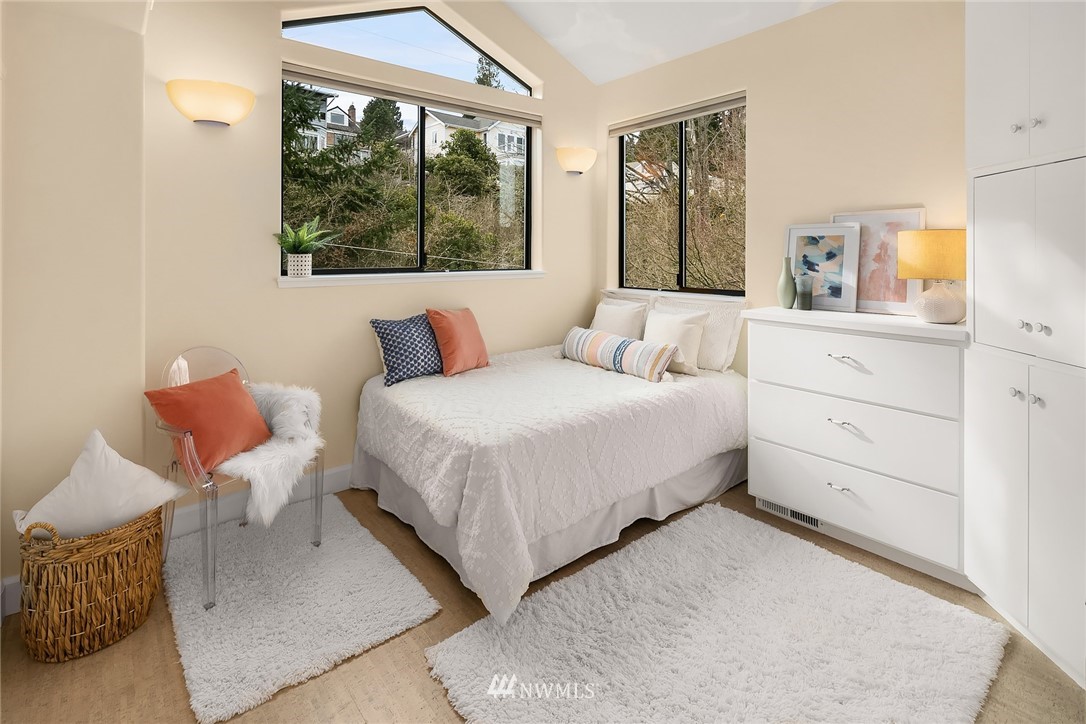 10718 Riviera Place Northeast Seattle, WA 98125 - Photo 16 of 29 Gallery Image 16