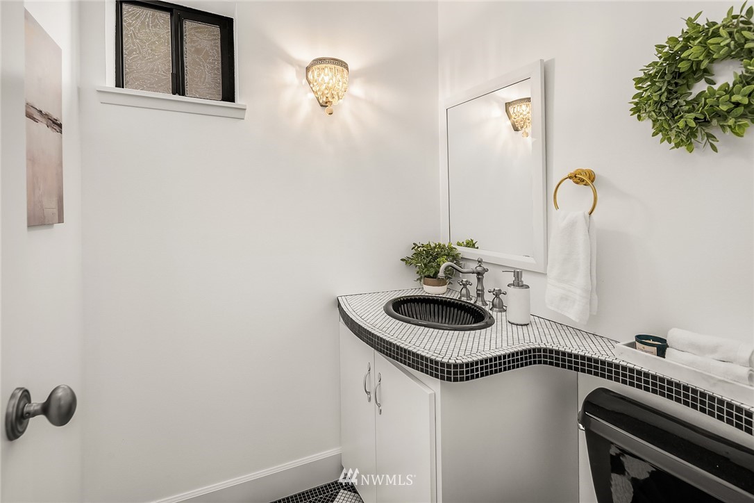 10718 Riviera Place Northeast Seattle, WA 98125 - Photo 10 of 29 Gallery Image 10