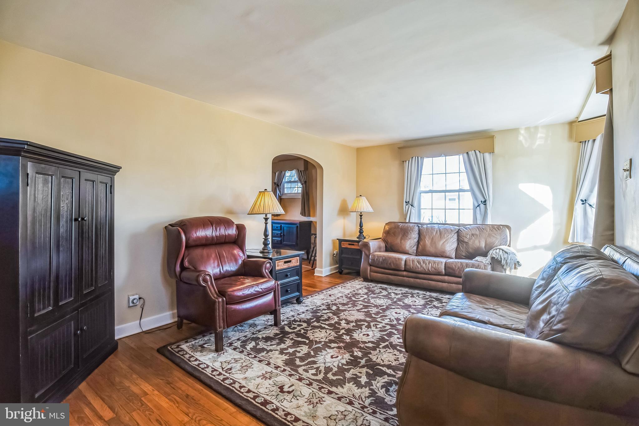 27 Medbury Road Wallingford, PA 19086 - Photo 4 of 36 Living Room