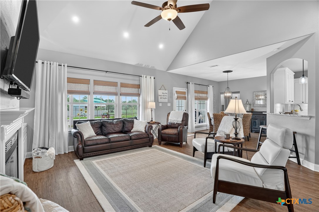 1899 Sunflower Trail Luling, TX 78648 - Photo 7 of 48 So much natural light!