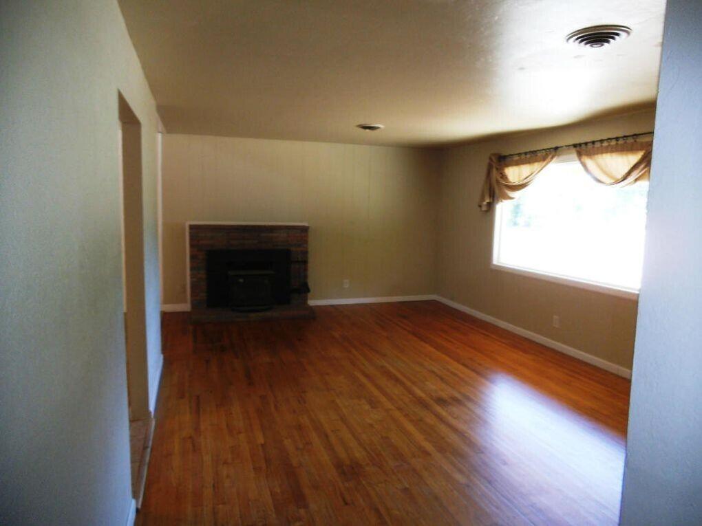 458 Rome Avenue Redding, CA 96001 - Photo 11 of 22 Rome Living Room