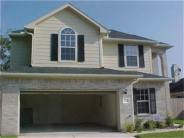 a view of a house with backyard and garden