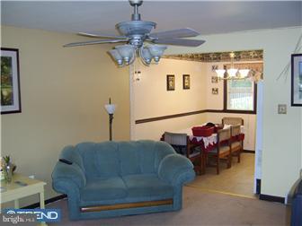 992 Clements Bridge Road Barrington, NJ 08007 - Photo 4 of 12 Living Room