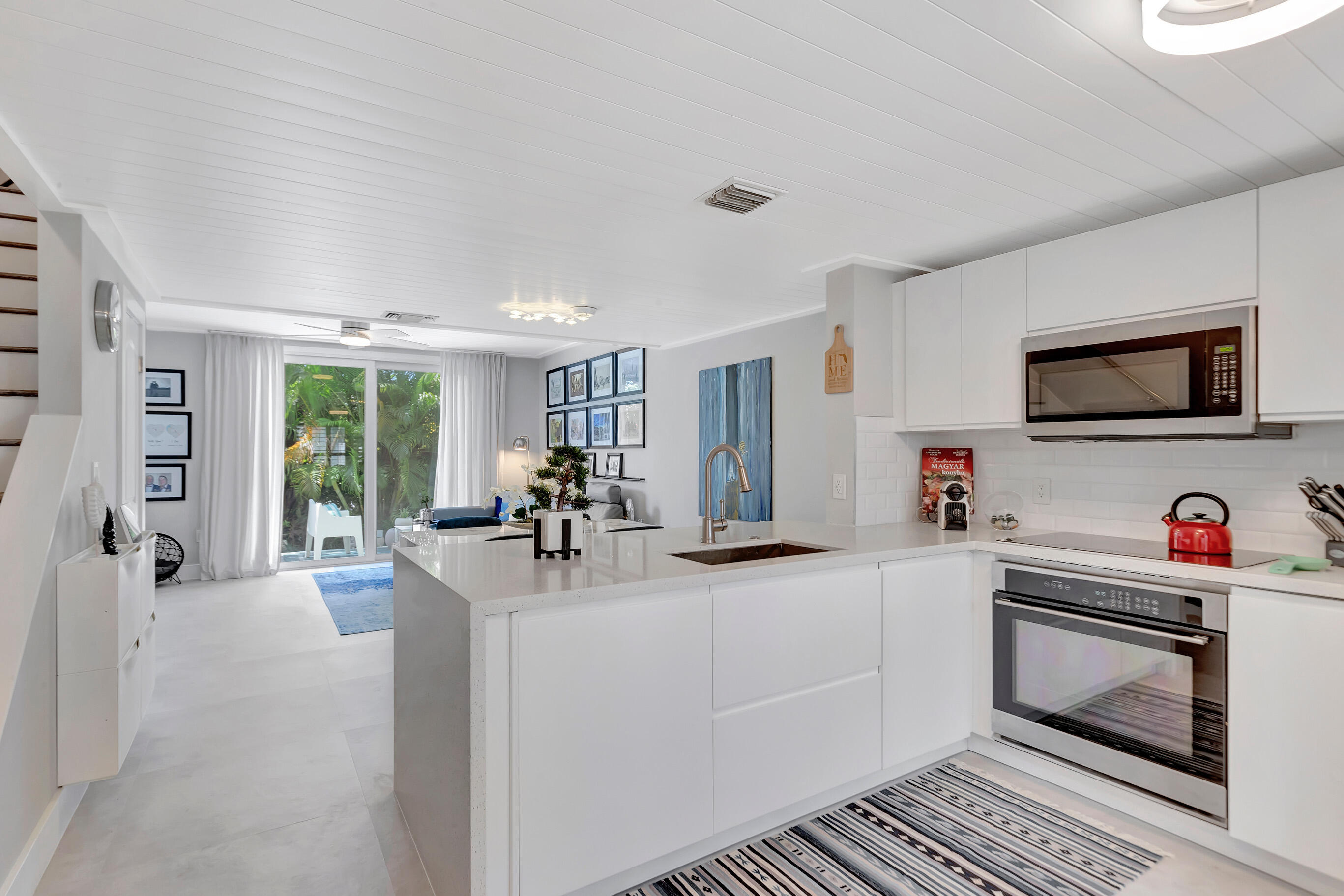 1086 Jeffery Street Boca Raton, FL 33487 - Photo 11 of 16 Kitchen