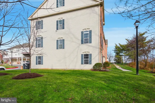 a house that is sitting in the grass