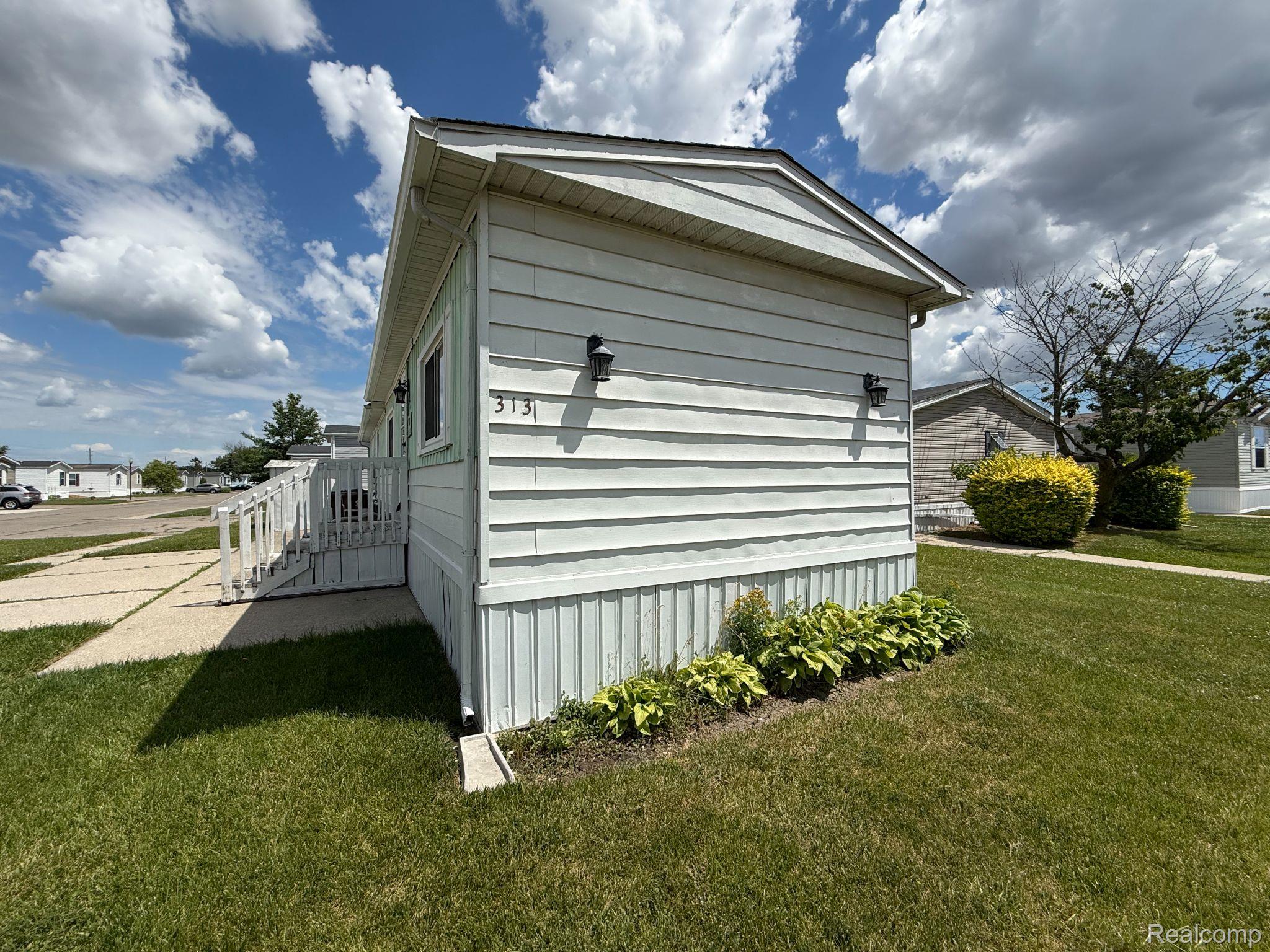 313 Huntington, Unit 11 Newport, MI 48166 - Photo 13 of 16 IMG_0693.jpg