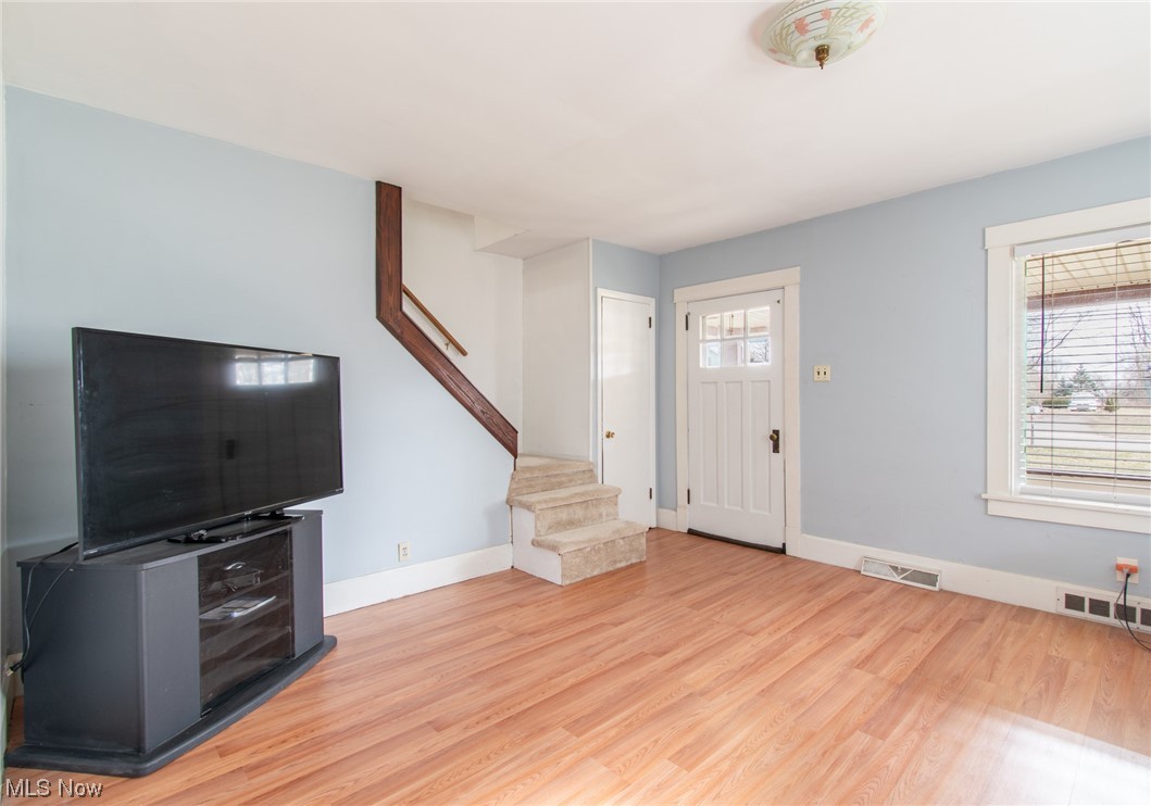 204 South Raccoon Road Youngstown, OH 44515 - Photo 4 of 25 Entryway featuring light hardwood / wood-style floors