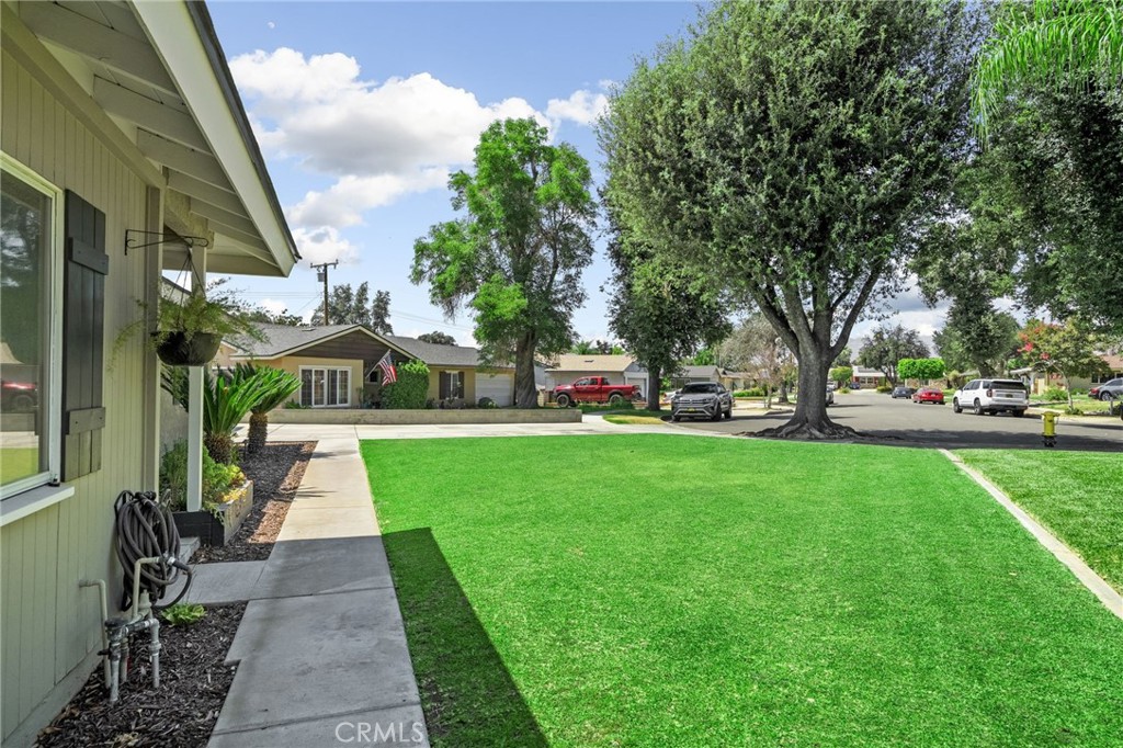 609 Cardinal Lane Redlands, CA 92374 - Photo 4 of 41 Pristine Front Yard