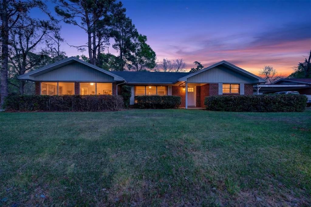 a view of a house with a yard