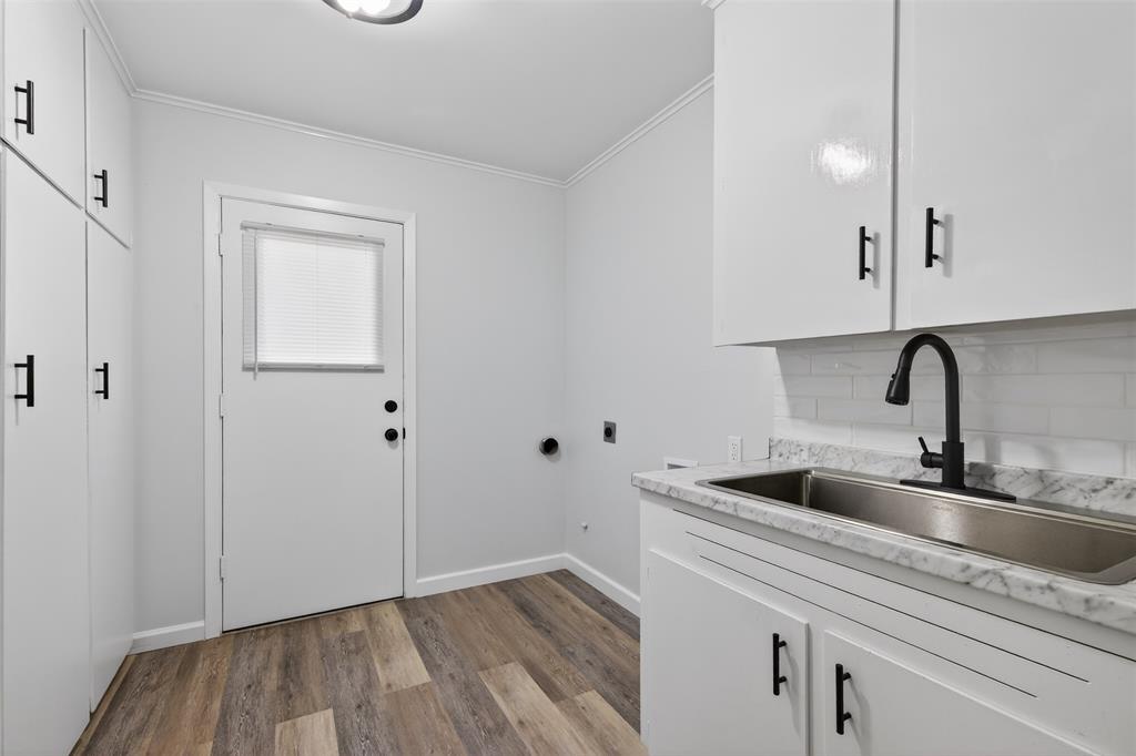 522 Lee Street Mansfield, LA 71052 - Photo 11 of 20 a kitchen with a sink and cabinets