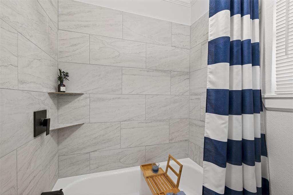 522 Lee Street Mansfield, LA 71052 - Photo 19 of 20 a bathroom with a bathtub and shower